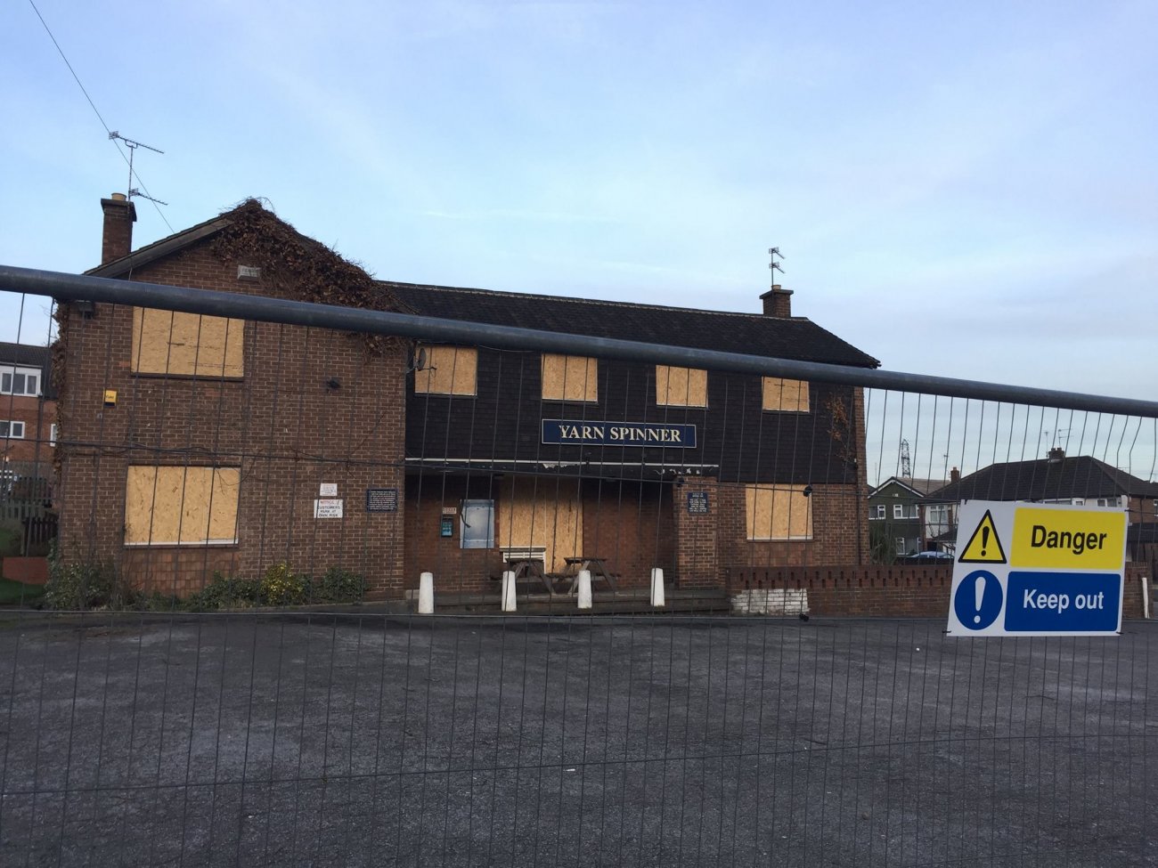 Photograph of Yarnspinner pub boarded up